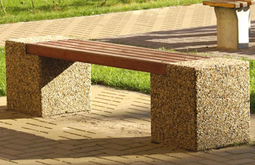 Betonowa ławka bez oparcia Wega w bogatej palecie kolorów kruszyw naturalnych.