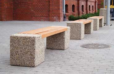 Parkowa ławka bez oparcia wykonana w technologii betonu płukanego