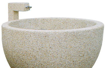 Oferowany przez firmę STYL-BET betonowy punkt czerpania wody typ b dostępny jest w bogatej ofercie kolorystycznej kolorów kamienia naturalnego, wykończony w technologii betonu płukanego z charakterystyczną warstwą odsłoniętego kruszywa.