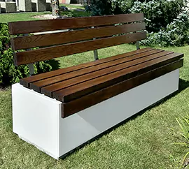 Ławki betonowe RELAX 3 deco wyposażone w wygodne siedziesko oraz oparcie wykonane z drewna iglastego. Ławki betonowe dostępne w dwóch rozmiarach.