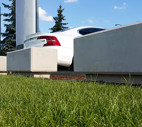 Zapory parkingowe o minimalistycznym oraz eleganckim kształcie wykończone w technologii betonu gładkiego