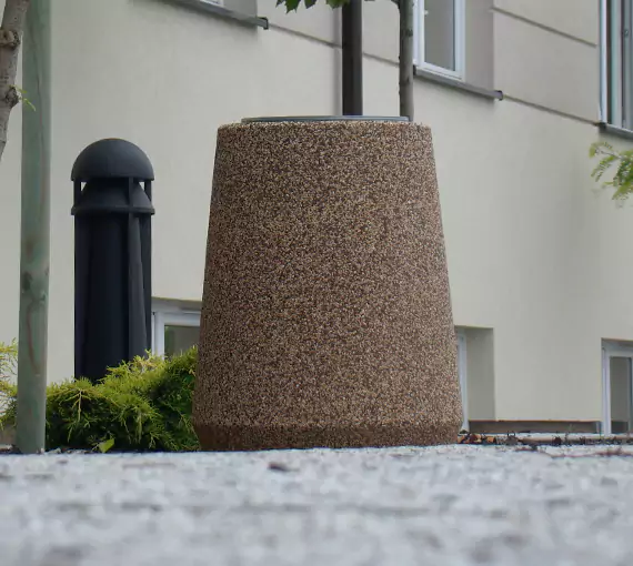 Kosze uliczne z betonu, w bogatej ofercie kształtów oraz kolorów, wyposażone w wkład ze stali nierdzewnej