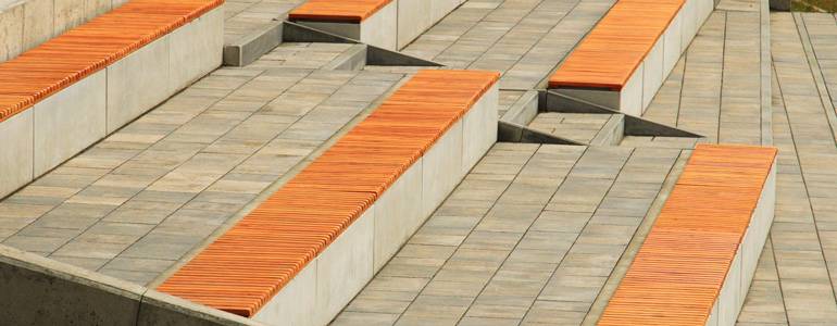 Produkty z serii WISA deco, RELAX deco oraz TARA deco w nowoczesnej aranżacji amfiteatru w Łobzie.