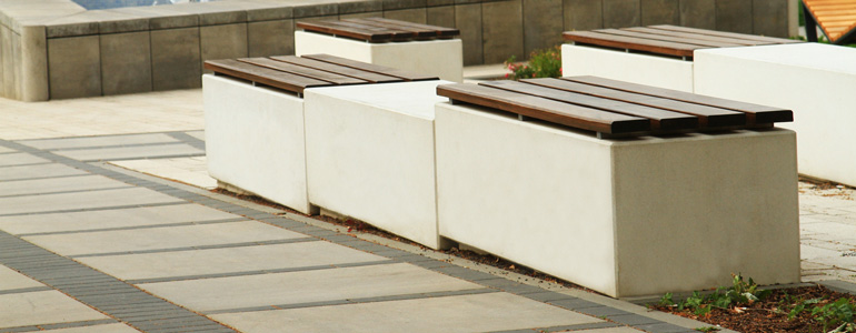 Ławki i siedziska RELAX dostępne w wielu wariantach, wykonane w technologii betonu architektonicznego/gładkiego